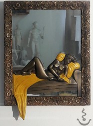 Καθρέπτης με γυμνό γλυπτό