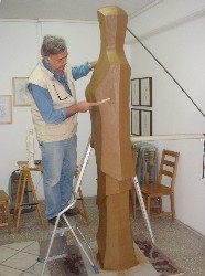 Ο γλυπτης Μπάμπης Νεονάκης στο εργαστήριο